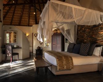 Pondoro Game Lodge - Mica - Bedroom