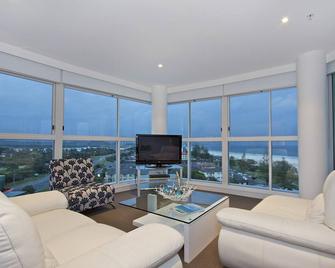 Kirra Surf Apartments - Coolangatta - Living room