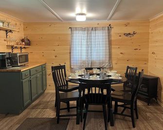 Waterfront Campfires With a Relaxing Creek View. Trout View Cottage near ANF. - Tionesta - Dining room