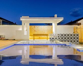 Qingyu Courtyard View Homestay - Beijing - Pool