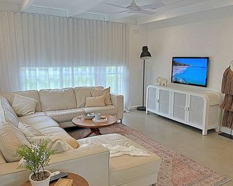 Peninsula Beach Retreat! - 로즈버드 웨스트 - 거실