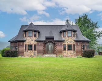 Peaceful Raphine Cottage w/ Deck & Fireplace! - Raphine - Edificio