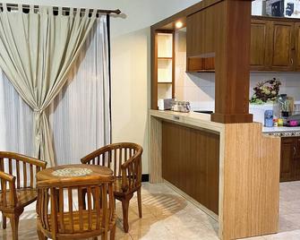 dAlvin: Room 2 - Comfort Nest | Near Airport - Labuan Bajo - Essbereich