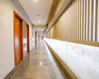 Fabhotel La Victoria - Galaxy Circle - Surat - Flur