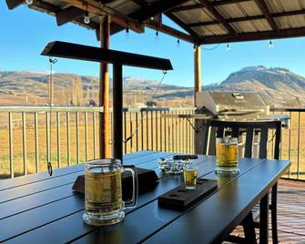 Freshly Remodeled And Furnished Farm House Handicap Accessible +hot Tub - Oroville - Balcón