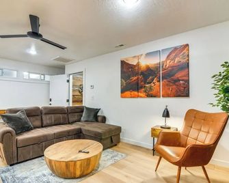 Bright Cedar City Townhome about 2 Mi to Downtown! - Cedar City - Living room