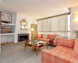Apartment Almirall in Puerto Pollensa By homevillas360 - 波連薩 - 客廳