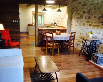 Newly-renovated countryside gite, shared use of swimming pool and games room - Bussière-Poitevine - Sala de estar