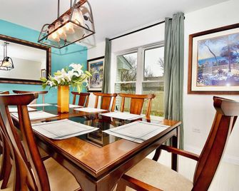 Luxe Suburban Chicago River Oasis W/Chef's Kitchen & Fire Pit! - Bolingbrook - Dining room