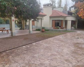 Tranquility and calm a few blocks from the square of Chacras de Coria. - Chacras de Coria