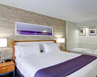 Holiday Inn Express Kamloops - Kamloops - Bedroom