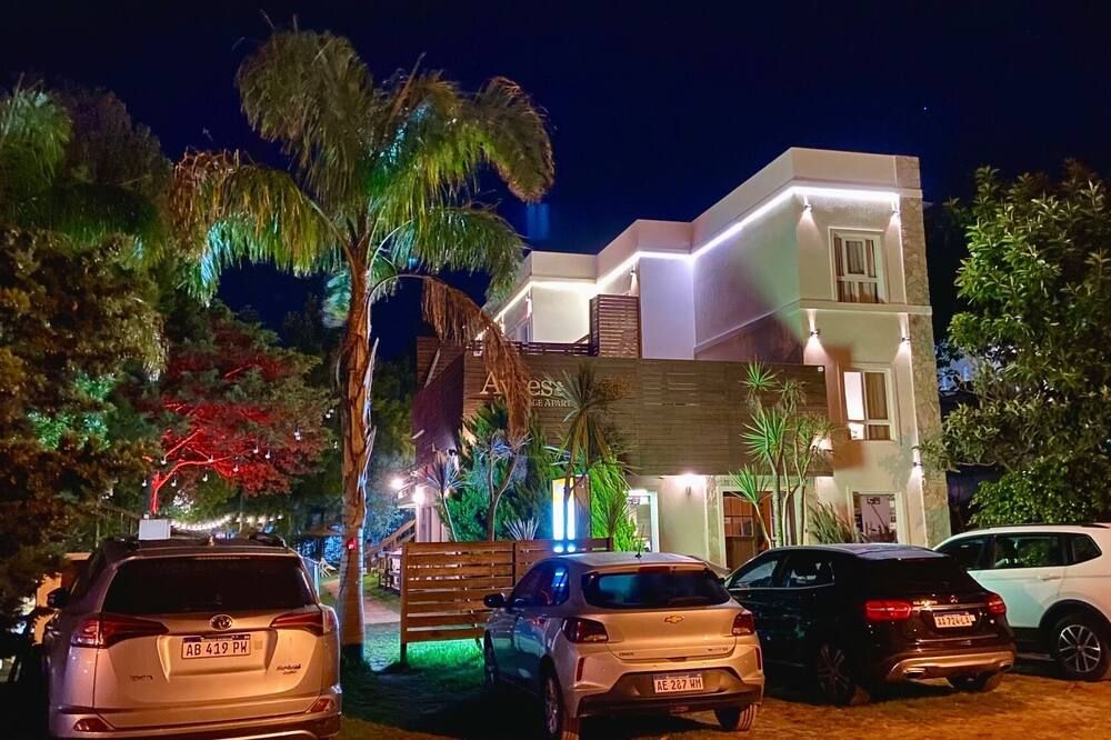 أيريس فيليدج أبارت