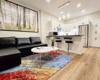 The Zen Escape Modern Queen Size One Bed - St. Catharines - Living room
