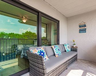 4th Floor Updated Condo - Naples - Balcón