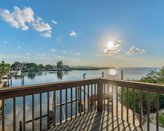 Cozy Gulf Getaway. Oceanfront with Dock - Hudson - Balcony