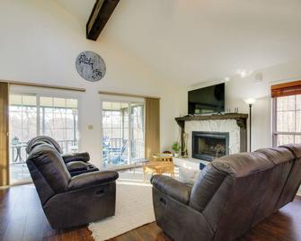 Screened Porch + Bbq: Margaritaville Resort Escape - Osage Beach - Living room