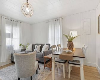 Beachwood Bungalow in Downtown Rockaway Beach - Rockaway Beach - Phòng ăn