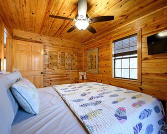 Excellent location! Water view from porch, short drive to Lake and Beavers Bend! - Broken Bow - Habitación