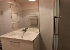 2 Room Apartment + Living Room 6 People 25 Min Puy Du Fou Center Vill - Cholet - Salle de bain