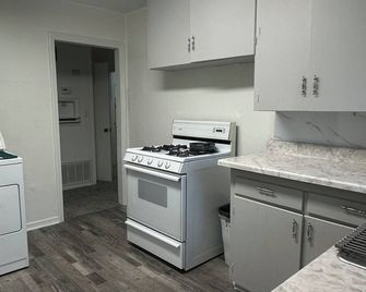 Cozy 2-bedroom house in tranquil Borger with AC - Borger - Kitchen