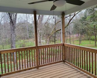 Charming brick home set in the woods on 45 acres with pond and trails. - Chester - Balcón