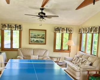 Long Beach-Gloucester-2 minute walk to Beach! Large yard & lush gardens. Pup ok - Gloucester - Living room