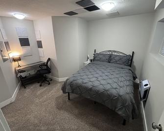 2 bed, fully stocked, centrally located private suite - Prince George - Bedroom