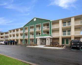 HomeTowne Studios by Red Roof Detroit - Livonia - Livonia - Building