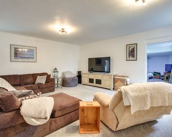 Spacious Waterfront Retreat Near Uw-Green Bay - Green Bay - Living room