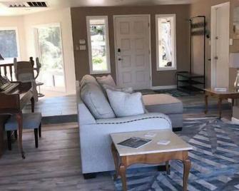 Beautiful 3,000 Sq Ft Tropical Oasis - El Cajon - Living room