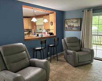 Relaxing Family Vacation Home Steps from Lake Michigan Beaches, Golf, and Fun. - Bear Lake - Living room