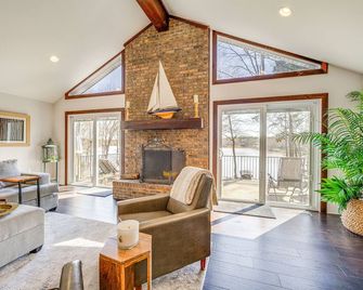 Lakefront Lake Oconee Home: Boat Dock + Hot Tub - Eatonton - Sala de estar