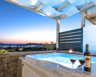 Aelia Suites - Adamantas - Pool