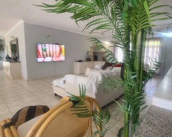 Charming 3 bedroom guesthouse - 2300 - Kariba - Lobby