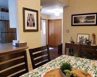 Comfortable home away from home. Close to ONU and all grocery and restaurants. - Bourbonnais - Dining room