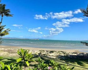 Absolute Beachfront Bowen Beach House-family time - Bowen - Strand