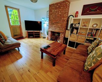 Detached House with Gated Parking in Whalley Range, Near Manchester City Centre - Manchester - Living room