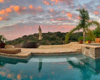 Private Topanga / Malibu Dream Home on State Park with Amazing Views, Pool & Spa - Topanga - Pool