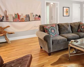 Memphis Themed House Minutes Away From Beale, Zoo, Museums! - Memphis - Living room