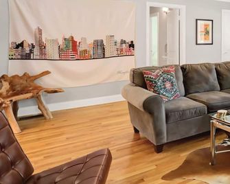Memphis Themed House Minutes Away From Beale, Zoo, Museums! - Memphis - Living room