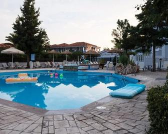 Louros Beach Hotel Spa - Kalamaki - Басейн