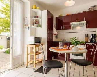 Gîte rénové calme avec jardin fleuri, à proximité du canal de Nantes à Brest et de la forêt du Gâvre - FR-1-306-1007 - Blain - Salle à manger