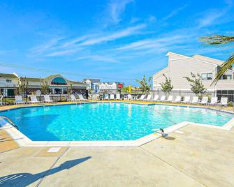 East of The Sun Townhouse Steps From Lighthouse Cove w/Shared Pool, Free WiFi - Fenwick Island - Zwembad