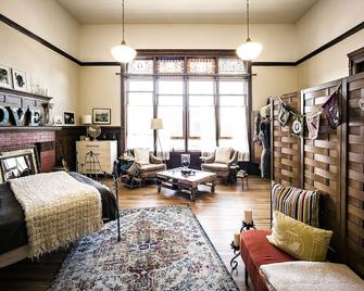 Historic Downtown Ludington Condo - Ludington - Bedroom