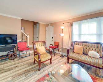 Cozy North Carolina Retreat Near Beaches and Golfing - Jacksonville - Living room