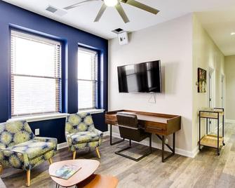 Theatre District, Gym Access, Free Parking - Louisville - Living room