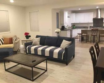 Chino Beautiful 4 Bedroom Home-奇诺新高端4房3衛别墅整租 - Chino - Living room