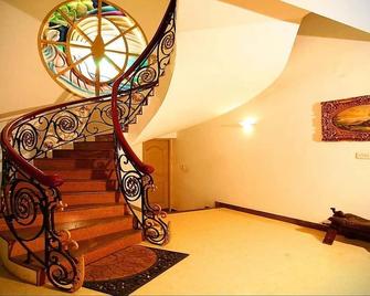 Pleasant Stay Guest House - Chennai - Stairs