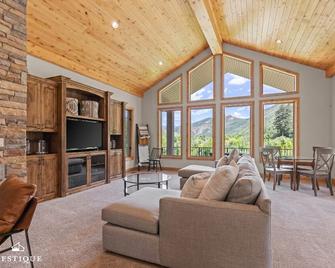 Private Weber Tributary Access Family Retreat in Morgan Hosted by Nestique - Morgan - Living room
