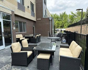 Fairfield Inn and Suites by Marriott Detroit Chesterfield - Chesterfield - Patio